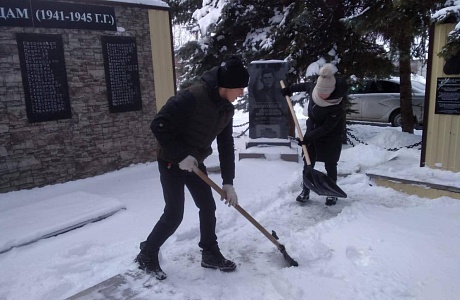 В Колышлейском районе продолжается акция «Рука помощи» 18 января 2022 года депутаты с привлечением волонтеров организовывают помощь в расчистке от снега придомовых территорий одиноким пенсионерам, ветеранам В Колышлейском районе продолжается акция «Рука помощи» 18 января 2022 года депутаты с привлечением волонтеров организовывают помощь в расчистке от снега придомовых территорий одиноким пенсионерам, ветеранам