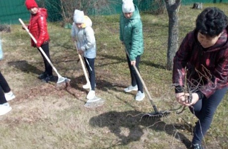ЦКСОН совместно со  школьными волонтерскими отрядами с. Колтовское и с. Трескино оказали помощь по уборке и благоустройству  придомовых территорий тружеников тыла и захоронений участников ВОВ