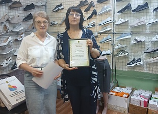 24 июля специалисты отдела экономики поздравили работников торговли и вручили им почетные грамоты