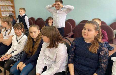 8 ноября в детском секторе районного Дома культуры прошла познавательно-игровая программа «Дружба начинается с улыбки». 8 ноября в детском секторе районного Дома культуры прошла познавательно-игровая программа «Дружба начинается с улыбки».