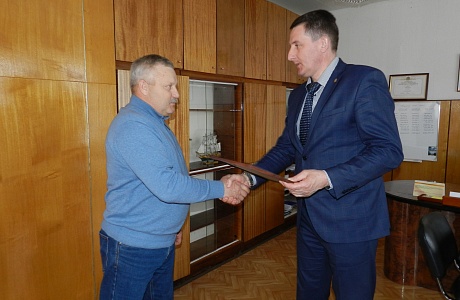 Глава администрации Колышлейского района Александр Спирягин 23 апреля 2018 вручил Благодарность Законодательного Собрания Пензенской области директору ООО «Голд Агро» Сергею Колобову