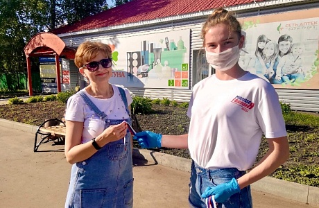 Команда активистов «Молодой Гвардии» продолжает раздавать ленты с триколором жителям Колышлейского района