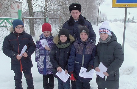 Отделением ГИБДД МО МВД России «Колышлейский» совместно с представителями отдела образования Колышлейского района и юными инспекторами дорожного движения была организована акция «Автокресло детям» 