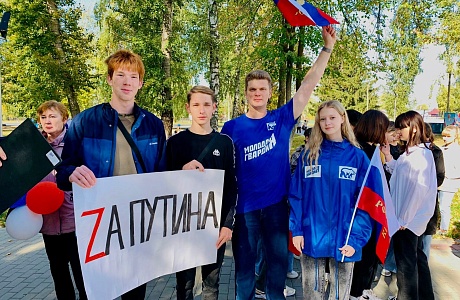 Активисты «Молодой Гвардии» поздравили колышлейцев с Днем воссоединения новых территорий с Россией