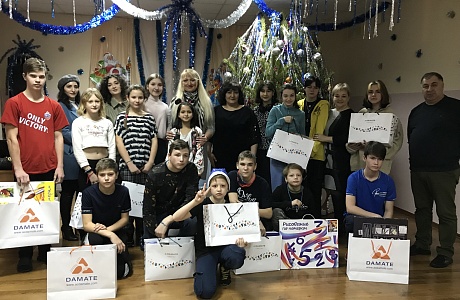 В период новогодних каникул«Дамате»провела благотворительную акцию «Ёлка желаний» и поздравила ребят из детских домов. В рамках акции детям было передано более170 подарков. В период новогодних каникул«Дамате»провела благотворительную акцию «Ёлка желаний» и поздравила ребят из детских домов. В рамках акции детям было передано более170 подарков.