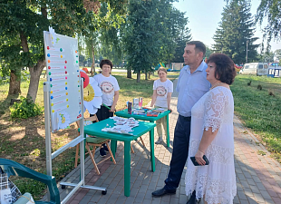 Специалисты Колышлейской модельной библиотеки 10 июля приняли участие в районном мероприятии, посвященному Дню любви, семьи и верности