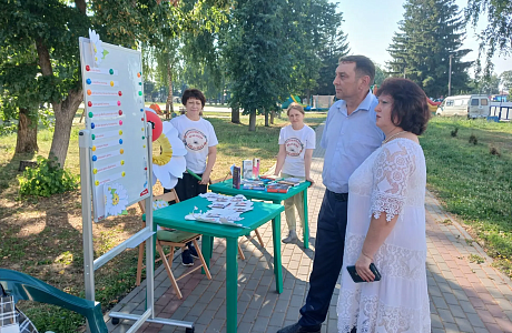 Специалисты Колышлейской модельной библиотеки 10 июля приняли участие в районном мероприятии, посвященному Дню любви, семьи и верности