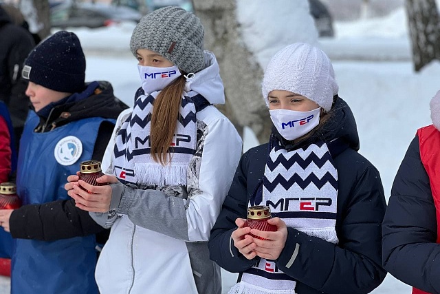 В поселке Колышлей в Аллее Героев у мемориала погибшим колышлейцам 27 января состоялось торжественное возложение цветов в день 78-й годовщины освобождения Ленинграда от фашистской блокады