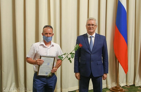Губернатор Пензенской области Иван Белозерцев в понедельник, 13 июля 2020 года вручил  сельским специалистам свидетельства о предоставлении социальной выплаты на строительство (приобретение) жилья на сельских территориях