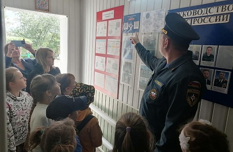 На экскурсию в 29 ПСЧ 1 ПСО ФПС ГПС Главного управления МЧС России прибыли воспитанники ДОЛ при МОУ СОШ с.Красная Горка На экскурсию в 29 ПСЧ 1 ПСО ФПС ГПС Главного управления МЧС России прибыли воспитанники ДОЛ при МОУ СОШ с.Красная Горка