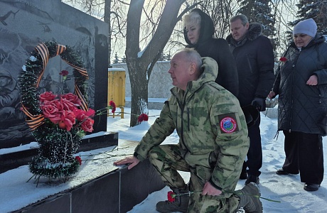 В поселке Колышлей в рамках открытия Года защитника Отечества в Аллее Героев состоялось возложение цветов к мемориалу погибшим колышлейцам 